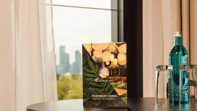 Flyer auf schwarzem Tisch