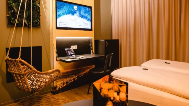 TV mit blauem Hintergrund und Schreibtisch