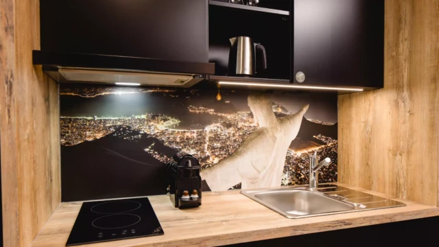 Küchenzeile in schwarz mit Kaffemaschine