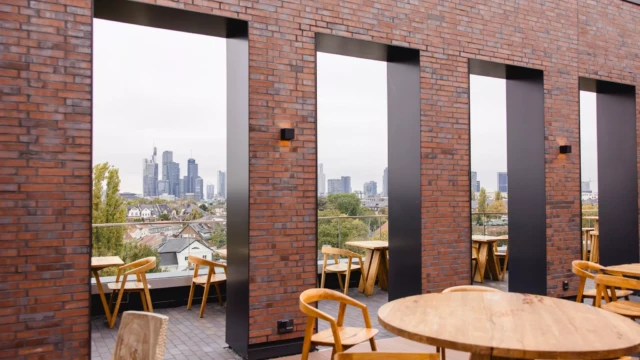 Dachterrasse mit Blick über Frankfurt
